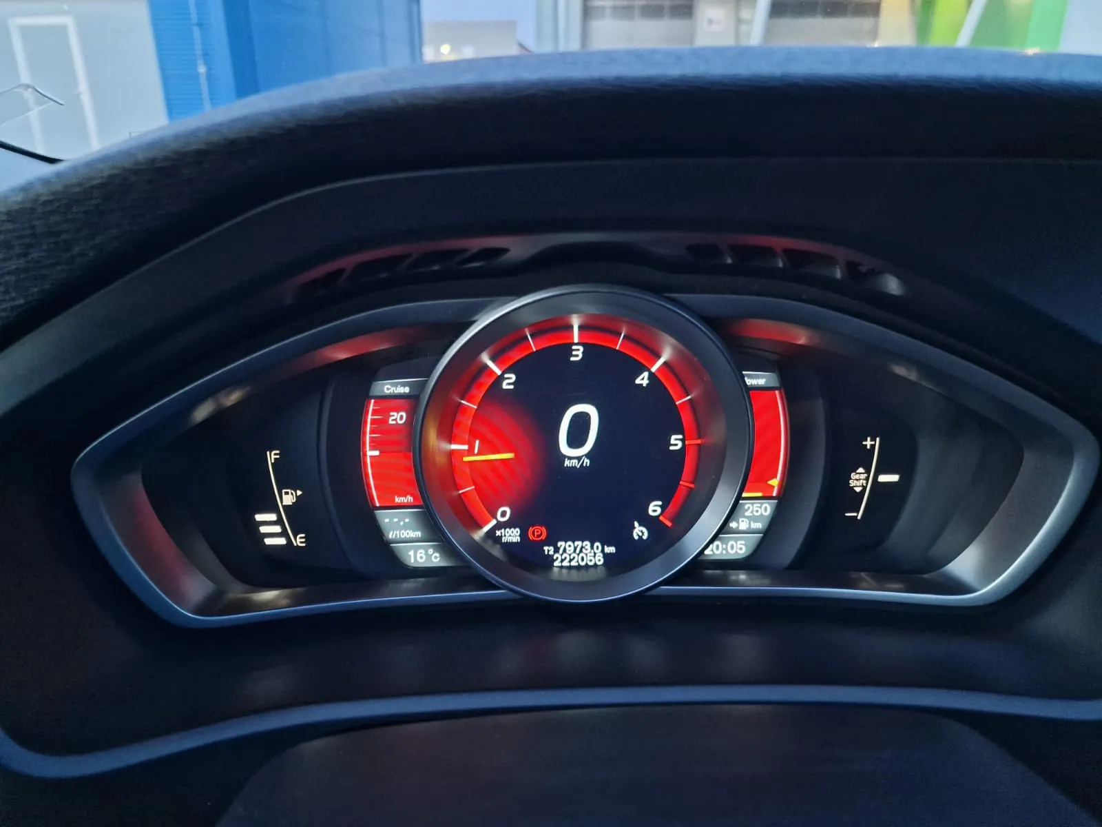
								Volvo V40 Momentum full									