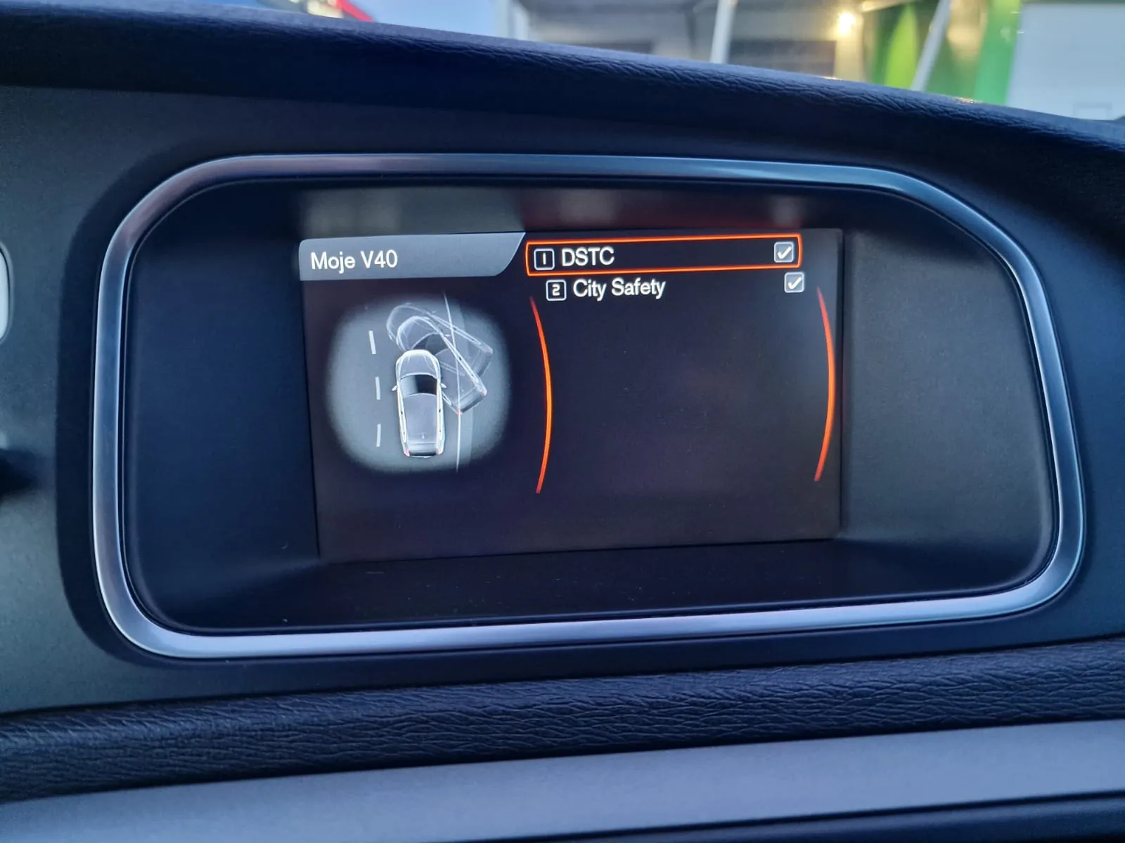 
								Volvo V40 Momentum full									