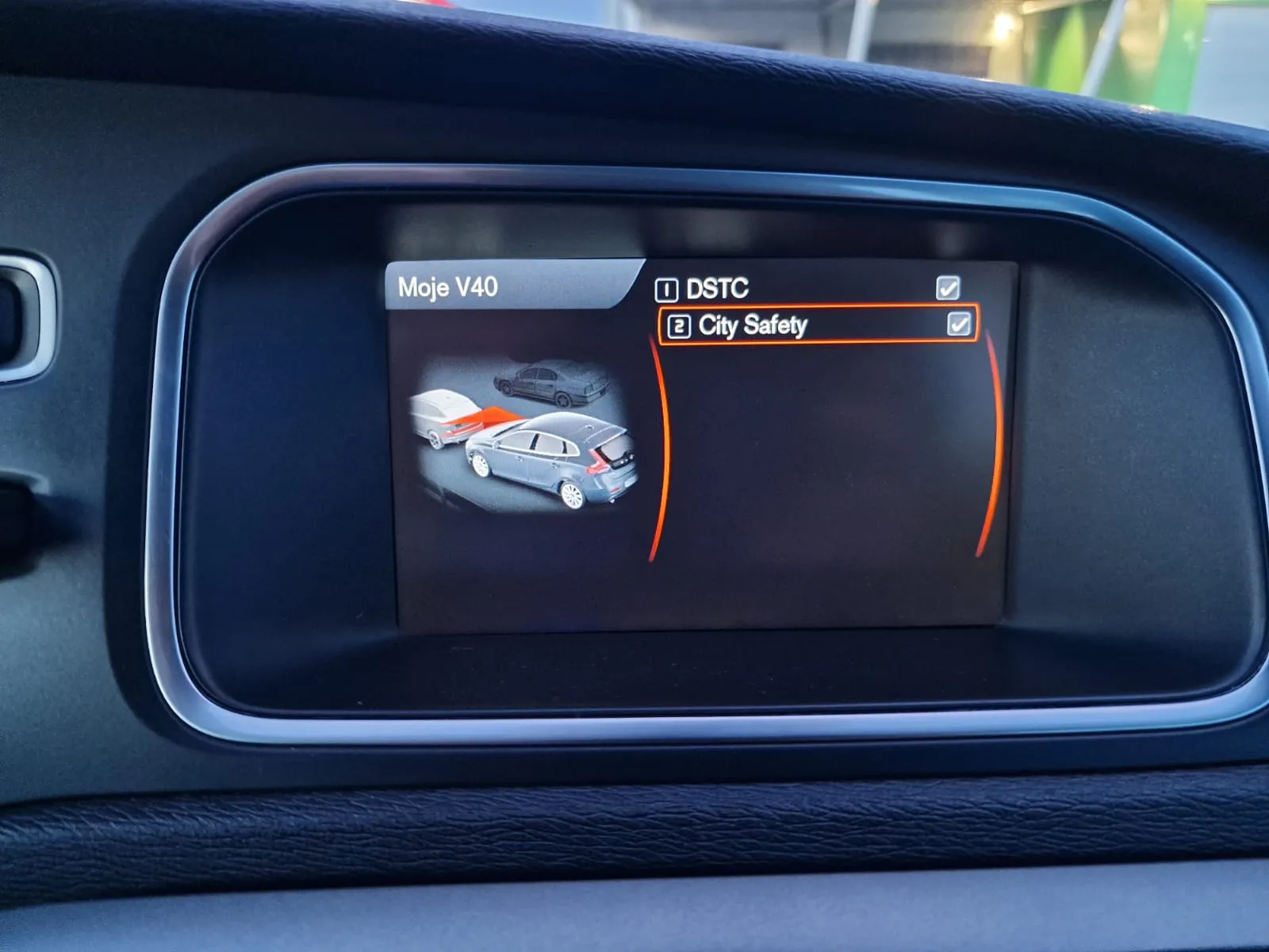 
								Volvo V40 Momentum full									