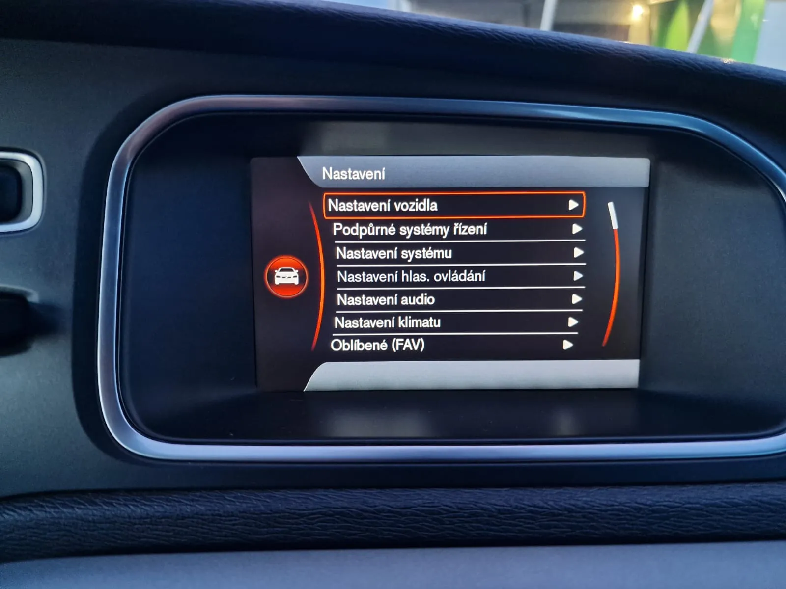 
								Volvo V40 Momentum full									